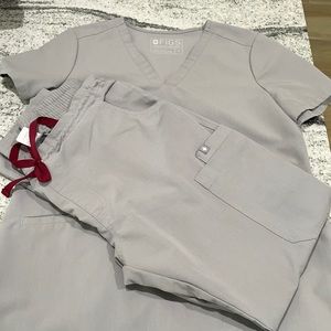 Figs scrub top (S) & bottoms (M) in Space Grey